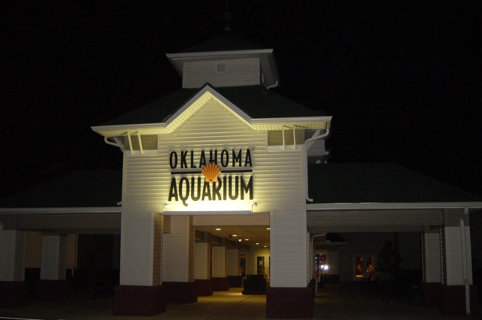 Oklahoma Aquarium entrance in Jenks at night