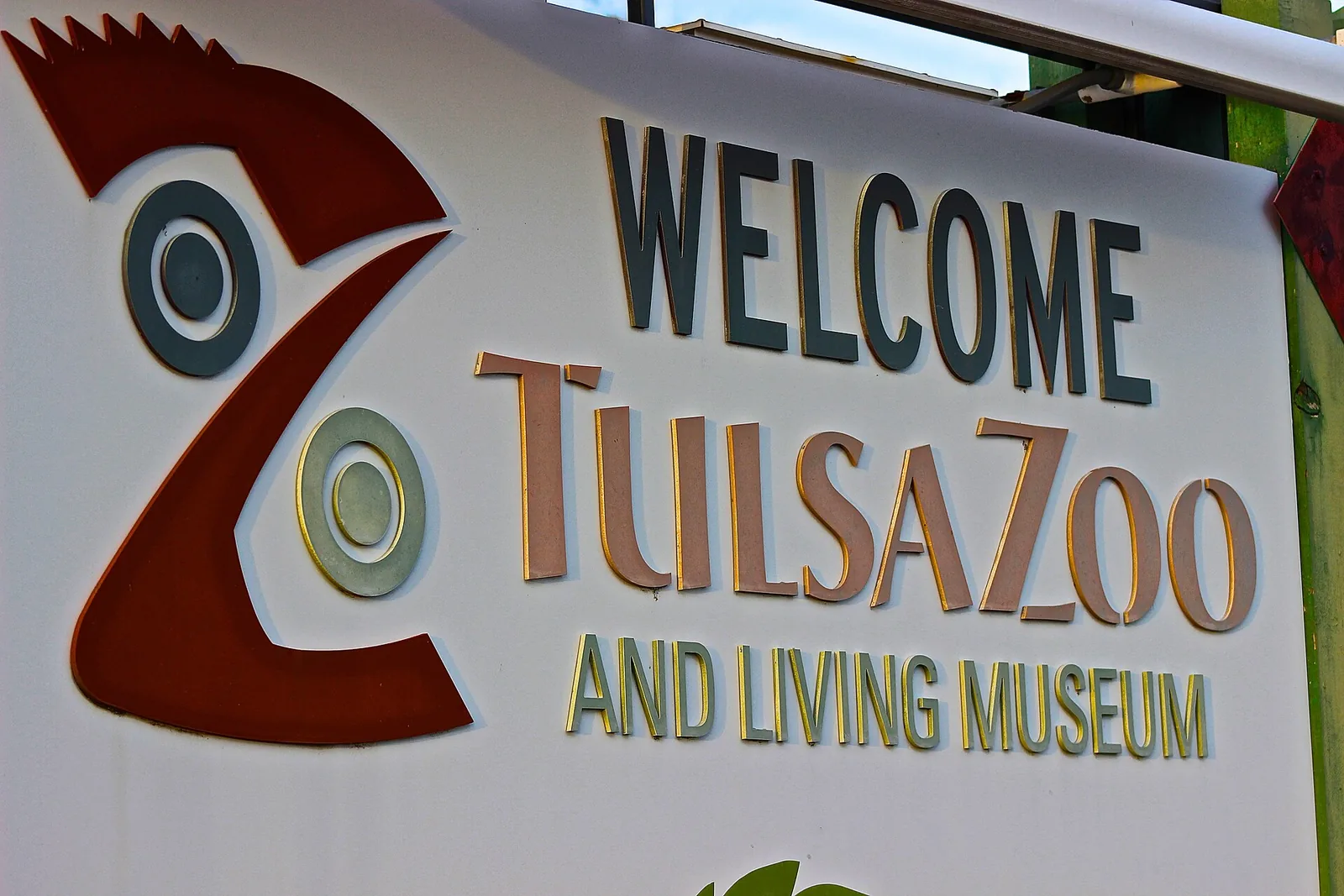 Tulsa Zoo entrance welcome sign